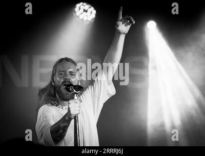 Sam Ryder (participant à l'Eurovision britannique) joue un concert intime à Chinnerys, Southend-on-Sea, Essex © Clarissa Debenham (film Free Photography) / Alamy Banque D'Images