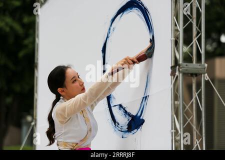 230530 -- SÉOUL, le 30 mai 2023 -- Une femme donne une représentation de calligraphie lors de la Journée du TCS du Secrétariat de la coopération trilatérale à Séoul, Corée du Sud, le 30 mai 2023. Le TCS est un organisme international basé à Séoul qui vise à promouvoir la paix et la prospérité commune entre la Chine, le Japon et la Corée du Sud. Diverses activités ont été organisées mardi par le TCS pour commémorer le 13e anniversaire de la signature d’un accord sur sa création. CORÉE DU SUD-SÉOUL-TCS DAY WangxYiliang PUBLICATIONxNOTxINxCHN Banque D'Images