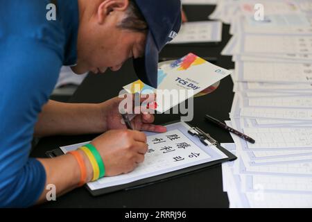 230530 -- SÉOUL, le 30 mai 2023 -- Un participant fait l'expérience de la calligraphie lors de l'événement de la Journée du SDC du Secrétariat de la coopération trilatérale à Séoul, Corée du Sud, le 30 mai 2023. Le TCS est un organisme international basé à Séoul qui vise à promouvoir la paix et la prospérité commune entre la Chine, le Japon et la Corée du Sud. Diverses activités ont été organisées mardi par le TCS pour commémorer le 13e anniversaire de la signature d’un accord sur sa création. CORÉE DU SUD-SÉOUL-TCS DAY WangxYiliang PUBLICATIONxNOTxINxCHN Banque D'Images