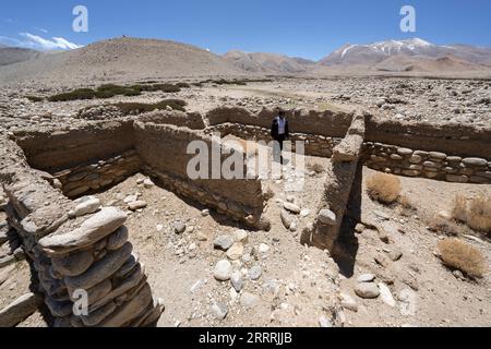 230531 -- NGARI, le 31 mai 2023 -- Sonam Cering, chef adjoint de la municipalité de Zhaxigang, montre les restes d'une maison de première génération dans le village de Demqog, municipalité de Zhaxigang, comté de Gar, préfecture de Ngari, région autonome du Tibet du sud-ouest de la Chine, le 28 mai 2023. Assis au soleil devant sa résidence dans le village de Demqog, dans le canton de Zhaxigang, dans le comté de Gar dans la préfecture de Ngari au Tibet, Losang Zhamdu, 84 ans, a raconté une histoire des cinq maisons dans lesquelles il avait vécu. Ma mère et moi vivions ensemble dans une tente faite de poils de yak, tous nos biens étaient une veste en fourrure de chèvre et une couverture tibétaine usée, se souvient Lo Banque D'Images