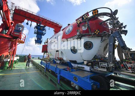 230531 -- HAIKOU, 31 mai 2023 -- cette photo prise le 26 mai 2023 montre le submersible Shenhai Yongshi Deep Sea Warrior, qui est utilisé pour collecter des données archéologiques sous-marines, à bord du navire de recherche scientifique Tansuo-1 en mer de Chine méridionale. Une ancre de fer et une boîte ont été découvertes près de l'une des deux épaves antiques de la mer de Chine méridionale où une enquête archéologique chinoise est en cours. Agréée par l’Administration nationale du patrimoine culturel, une équipe archéologique en haute mer mène la première étape des investigations sur le site des naufrages n° 1 et n° 2 Banque D'Images