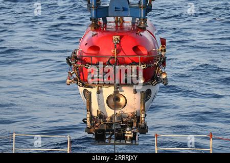 230531 -- HAIKOU, le 31 mai 2023 -- le submersible avec équipage Shenhai Yongshi Deep Sea Warrior est libéré du navire de recherche scientifique Tansuo-1 et se prépare à plonger dans la mer pour mener des recherches sous-marines en mer de Chine méridionale, le 24 mai 2023. Une ancre de fer et une boîte ont été découvertes près de l'une des deux épaves antiques de la mer de Chine méridionale où une enquête archéologique chinoise est en cours. Agréée par l’Administration nationale du patrimoine culturel, une équipe archéologique en haute mer mène la première étape des enquêtes sur le site des navires n° 1 et n° 2 Banque D'Images