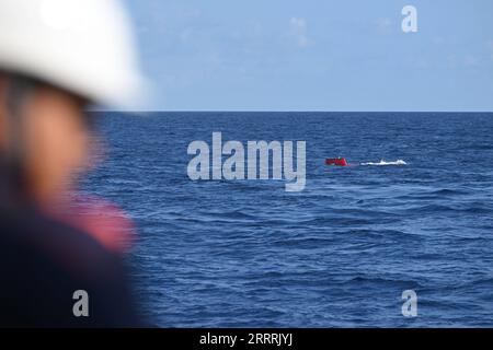 230531 -- HAIKOU, le 31 mai 2023 -- le submersible avec équipage Shenhai Yongshi Deep Sea Warrior se prépare à plonger dans la mer avant de mener une enquête sous-marine en mer de Chine méridionale, le 27 mai 2023. Une ancre de fer et une boîte ont été découvertes près de l'une des deux épaves antiques de la mer de Chine méridionale où une enquête archéologique chinoise est en cours. Approuvée par l’Administration nationale du patrimoine culturel, une équipe archéologique en haute mer mène la première étape des enquêtes sur le site des naufrages n° 1 et n° 2 près du versant continental nord-ouest du Chi Sud Banque D'Images