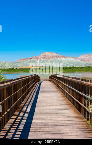 Pier et Rainbow Hills ou Kiz Tepesi dans le sanctuaire ornithologique de Nallihan à Ankara. Voyage à Turkiye photo verticale d'arrière-plan. Banque D'Images