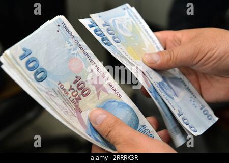 230531 -- ANKARA, le 31 mai 2023 -- Un caissier compte les billets de banque en lires turques dans un bureau de change à Ankara, T¹rkiye, le 31 mai 2023. L économie de la Turquie a surperformé les attentes du marché, avec une croissance annuelle de 4 pour cent au premier trimestre, a annoncé mercredi l Institut turc de statistique. Photo de /Xinhua TRKIYE-ANKARA-ÉCONOMIE-PREMIER TRIMESTRE-CROISSANCE MustafaxKaya PUBLICATIONxNOTxINxCHN Banque D'Images