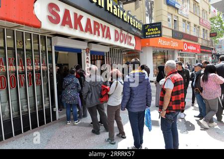 230531 -- ANKARA, le 31 mai 2023 -- des gens font la queue devant un bureau de change à Ankara, T¹rkiye, le 31 mai 2023. L économie de la Turquie a surperformé les attentes du marché, avec une croissance annuelle de 4 pour cent au premier trimestre, a annoncé mercredi l Institut turc de statistique. Photo de /Xinhua TRKIYE-ANKARA-ÉCONOMIE-PREMIER TRIMESTRE-CROISSANCE MustafaxKaya PUBLICATIONxNOTxINxCHN Banque D'Images