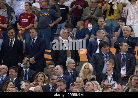 230601 -- BUDAPEST, le 1 juin 2023 -- le Premier ministre hongrois Viktor Orban C assiste à la finale de l'UEFA Europa League 2023 entre L'AS Roma et le Sevilla FC au stade Puskas Arena de Budapest, Hongrie, le 31 mai 2023. Photo de /Xinhua SP HUNGARY-BUDAPEST-FOOTBALL-EUROPA LEAGUE 2023-AS ROMA VS SEVILLA FC AttilaxVolgyi PUBLICATIONxNOTxINxCHN Banque D'Images
