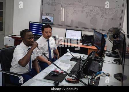 230601 -- NAIROBI, le 1 juin 2023 -- l'instructeur chinois Mao Xin R travaille avec l'apprenti Peter Njenga à la gare de Nairobi du chemin de fer Mombasa-Nairobi à Nairobi, Kenya, le 23 mai 2023. Mao travaille pour le département des transports de l'Africa Star Railway Operation Company. Lui et son apprenti Peter Njenga ont travaillé ensemble sur le plan de répartition visant à réglementer l'exploitation des trains. Nous avons apporté les normes techniques chinoises au Kenya sans réserve, et la plupart des apprentis ont atteint les mêmes normes opérationnelles. Mao a déclaré qu'aider le Kenya à construire le premier chemin de fer moderne est un point culminant o Banque D'Images