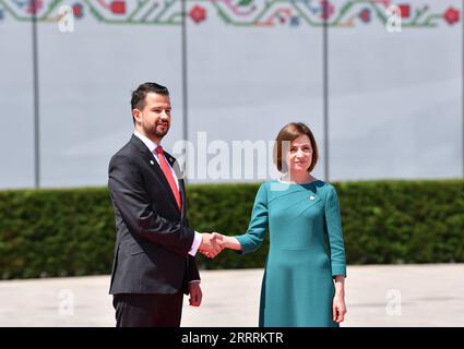 230602 -- BULBOACA, le 2 juin 2023 -- le président du Monténégro, Jakov Milatovic L, serre la main du président moldave Maia Sandu à son arrivée pour le deuxième sommet de la Communauté politique européenne à Bulboaca, Moldova, le 1 juin 2023. Environ 50 dirigeants européens se sont réunis jeudi au château de Mimi à Bulboaca en Moldavie pour le deuxième sommet de la Communauté politique européenne EPC axé sur les questions de sécurité, ainsi que sur l’énergie, le climat et l’interconnectivité. MOLDAVIE-BULBOACA-2E SOMMET DE LA COMMUNAUTÉ POLITIQUE EUROPÉENNE LIANXYI PUBLICATIONXNOTXINXCHN Banque D'Images