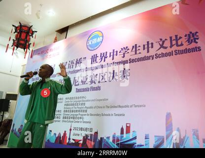 230602 -- DAR ES SALAAM, le 2 juin 2023 -- Un étudiant tanzanien participe à un concours de langue chinoise à Dar es Salaam, en Tanzanie, le 1 juin 2023. Au total, 15 élèves de 11 écoles secondaires en Tanzanie ont participé jeudi au 16e concours de compétences chinoises Bridge chinois, un événement annuel mondial de langue chinoise et de performance. Photo de /Xinhua TANZANIA-DAR ES SALAAM-CONCOURS DE LANGUE CHINOISE HermanxEmmanuel PUBLICATIONxNOTxINxCHN Banque D'Images