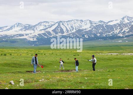 230602 -- URUMQI, le 2 juin 2023 -- des touristes visitent la région pittoresque de Narat dans le comté de Xinyuan, dans la région autonome ouïgoure du Xinjiang, au nord-ouest de la Chine, le 19 mai 2023. Selon un calcul complet réalisé à travers une plateforme de données volumineuses pour les statistiques du tourisme et une enquête par sondage, de janvier à avril 2023, le Xinjiang a accueilli plus de 51,19 millions de touristes, soit une augmentation annuelle de 29,56%. Pendant ce temps, les revenus du tourisme ont atteint 42,64 milliards de yuans environ 6,03 milliards de dollars américains, en hausse de 60,59% d'une année sur l'autre. CHINE-XINJIANG-TOURISME CN HaoxZhao PUBLICATIONxNOTxINxCHN Banque D'Images