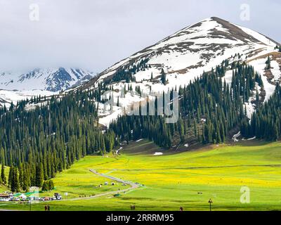 230602 -- URUMQI, le 2 juin 2023 -- des touristes visitent la région pittoresque de Narat dans le comté de Xinyuan, dans la région autonome ouïgoure du Xinjiang, au nord-ouest de la Chine, le 19 mai 2023. Selon un calcul complet réalisé à travers une plateforme de données volumineuses pour les statistiques du tourisme et une enquête par sondage, de janvier à avril 2023, le Xinjiang a accueilli plus de 51,19 millions de touristes, soit une augmentation annuelle de 29,56%. Pendant ce temps, les revenus du tourisme ont atteint 42,64 milliards de yuans environ 6,03 milliards de dollars américains, en hausse de 60,59% d'une année sur l'autre. CHINE-XINJIANG-TOURISME CN WangxFei PUBLICATIONxNOTxINxCHN Banque D'Images