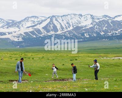 230602 -- URUMQI, le 2 juin 2023 -- des touristes visitent la région pittoresque de Narat dans le comté de Xinyuan, dans la région autonome ouïgoure du Xinjiang, au nord-ouest de la Chine, le 19 mai 2023. Selon un calcul complet réalisé à travers une plateforme de données volumineuses pour les statistiques du tourisme et une enquête par sondage, de janvier à avril 2023, le Xinjiang a accueilli plus de 51,19 millions de touristes, soit une augmentation annuelle de 29,56%. Pendant ce temps, les revenus du tourisme ont atteint 42,64 milliards de yuans environ 6,03 milliards de dollars américains, en hausse de 60,59% d'une année sur l'autre. CHINE-XINJIANG-TOURISME CN HaoxZhao PUBLICATIONxNOTxINxCHN Banque D'Images