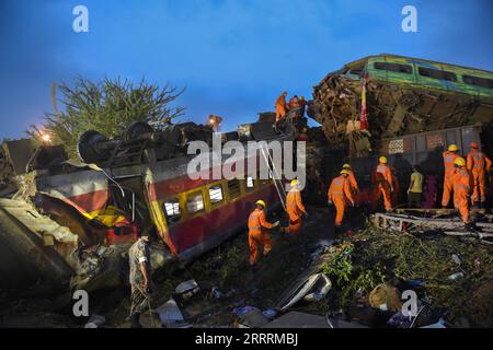 230604 -- BALASORE, le 4 juin 2023 -- des sauveteurs travaillent sur le site d'une collision de train dans le district de Balasore, dans l'est de l'État indien d'Odisha, le 3 juin 2023. Le nombre de morts de la collision de deux trains de voyageurs dans l'État indien d'Odisha est passé à 288 et 803 autres auraient été blessés samedi, ont indiqué les responsables. Le Times of India a cité des responsables des chemins de fer selon lesquels il y a 288 victimes enregistrées dans cette horrible collision, l'accident ferroviaire le plus meurtrier du pays depuis plus de 20 ans. Des passagers blessés ont été emmenés dans des hôpitaux de Gopalpur, Khantapara, Balasore, Bhadrak an Banque D'Images