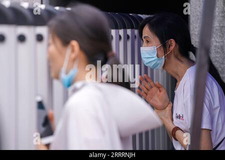 230607 -- NANJING, le 7 juin 2023 -- les parents attendent les candidats à l'extérieur d'un site d'examen à Nanjing, dans la province du Jiangsu de l'est de la Chine, le 7 juin 2023. L examen d entrée au collège national de Chine, également connu sous le nom de gaokao , a commencé mercredi cette année. CHINA-COLLEGE EXAMEN D'ENTRÉE-DÉBUT CN LIXBO PUBLICATIONXNOTXINXCHN Banque D'Images