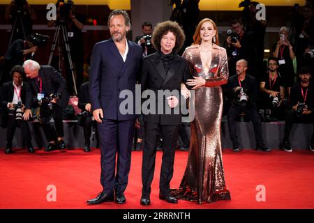 Venise, Italie. 08 septembre 2023. Michel Franco, Jessica Chastain et Peter Sarsgaard assistent à un tapis rouge pour le film ''Memory'' au 80e Festival International du film de Venise le 08 septembre 2023 à Venise, Italie. (Photo Daniele Cifala/NurPhoto) crédit : NurPhoto SRL/Alamy Live News Banque D'Images