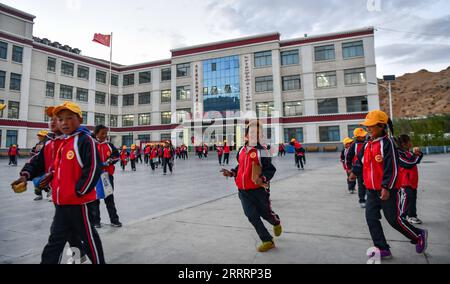 230608 -- TINGRI, le 8 juin 2023 -- les élèves retournent dans un dortoir après des cours du soir dans une école primaire de la municipalité de Zhaxizom dans le comté de Tingri, dans la ville de Xigaze, dans la région autonome du Tibet du sud-ouest de la Chine, le 5 juin 2023. L'école primaire du canton de Zhaxizom est l'école la plus proche du mont Qomolangma, avec une distance d'un peu plus de 40 kilomètres. Pour répondre aux différents besoins des élèves, l'école a mis en place des classes d'intérêt telles que le piano, les technologies de l'information, l'art, la radiodiffusion, le sport, danse et artisanat. Actuellement, l'école primaire n'a qu'un seul piano. Par conséquent, les claviers électroniques le sont Banque D'Images