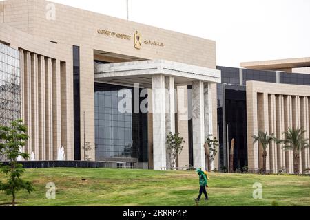 230608 -- LE CAIRE, le 8 juin 2023 -- cette photo prise le 8 juin 2023 montre le bâtiment du Cabinet des ministres dans la nouvelle capitale administrative, à environ 50 km à l'est de la capitale le Caire, en Égypte. POUR ALLER AVEC l'Egypte pour transférer complètement les ministères dans la nouvelle capitale d'ici la fin du mois de juin : PM EGYPTE-NOUVELLE CAPITALE ADMINISTRATIVE-MINISTÈRES-RELOCALISATION AhmedxGomaa PUBLICATIONxNOTxINxCHN Banque D'Images