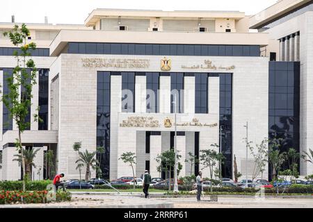 230608 -- LE CAIRE, le 8 juin 2023 -- cette photo prise le 8 juin 2023 montre le bâtiment du ministère de l'électricité et des énergies renouvelables dans la nouvelle capitale administrative NAC, à environ 50 km à l'est de la capitale le Caire, en Égypte. POUR ALLER AVEC l'Egypte pour transférer complètement les ministères dans la nouvelle capitale d'ici la fin du mois de juin : PM EGYPTE-NOUVELLE CAPITALE ADMINISTRATIVE-MINISTÈRES-RELOCALISATION AhmedxGomaa PUBLICATIONxNOTxINxCHN Banque D'Images