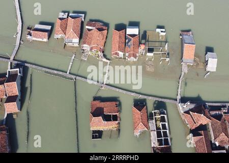 230609 -- DEMAK, le 9 juin 2023 -- cette photo aérienne prise le 8 juin 2023 montre un quartier résidentiel entouré d'eau dans le village de Timbulsloko à Demak, dans le centre de Java, en Indonésie. L ' élévation du niveau de la mer et l ' affaissement de la surface terrestre ont fait que certains villages étaient entourés d ' eau de mer. Photo de /Xinhua INDONESIA-DEMAK-VILLAGE QUI COULE AdityaxIrawan PUBLICATIONxNOTxINxCHN Banque D'Images
