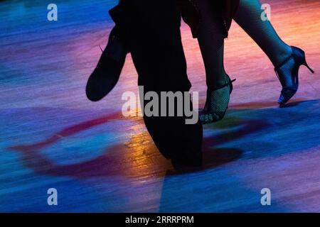 230610 -- BUENOS AIRES, le 10 juin 2023 -- des danseurs interprètent du tango à Buenos Aires, Argentine, le 9 juin 2023. Le tango est la danse emblématique de l’Argentine. ARGENTINE-BUENOS AIRES-TANGO-PERFORMANCE WangxTiancong PUBLICATIONxNOTxINxCHN Banque D'Images