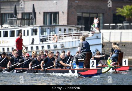 230610 -- BERLIN, le 10 juin 2023 -- les concurrents s'affrontent lors d'une course de bateaux-dragons sur la Spree à Berlin, Allemagne, le 9 juin 2023. Plus de 300 concurrents de 17 équipes ont participé à l'événement vendredi. ALLEMAGNE-BERLIN-DRAGON BOAT RACE RenxPengfei PUBLICATIONxNOTxINxCHN Banque D'Images