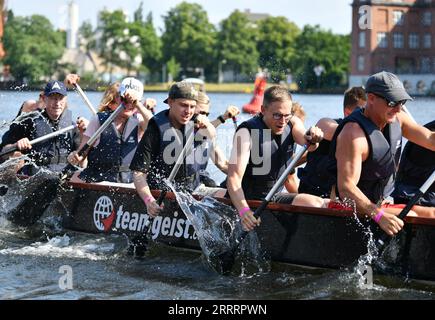 230610 -- BERLIN, le 10 juin 2023 -- les concurrents s'affrontent lors d'une course de bateaux-dragons sur la Spree à Berlin, Allemagne, le 9 juin 2023. Plus de 300 concurrents de 17 équipes ont participé à l'événement vendredi. ALLEMAGNE-BERLIN-DRAGON BOAT RACE RenxPengfei PUBLICATIONxNOTxINxCHN Banque D'Images