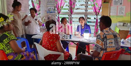 230610 -- NORTH TARAWA, le 10 juin 2023 -- Un membre de fournit des services médicaux gratuits aux résidents locaux de North Tarawa, Kiribati, le 9 juin 2023. Le personnel médical chinois a fourni des services médicaux gratuits à environ 150 résidents de Tarawa Nord, pays insulaire du Pacifique de Kiribati. La deuxième équipe médicale chinoise stationnée à Kiribati s’est rendue vendredi dans deux endroits au nord de Tarawa. Après avoir donné des fournitures médicales désespérément nécessaires, telles que des antibiotiques oraux, de la crème antifongique et des tensiomètres, à des cliniques locales, des médecins et des infirmières chinois ont fourni des services médicaux gratuits aux villageois Banque D'Images