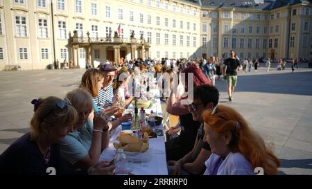 230612 -- PRAGUE, le 12 juin 2023 -- les gens prennent part à une longue table au château de Prague, en République tchèque, le 12 juin 2023. Une table d'environ 400 mètres de long en forme de cœur a été installée autour de St. Cathédrale de Vitus au château de Prague lundi. Les résidents et les visiteurs de Prague ont été invités à se joindre à l'événement avec leurs propres plats et à partager avec les autres. Photo de /Xinhua RÉPUBLIQUE TCHÈQUE-PRAGUE-LONG TABLE ÉVÉNEMENT DanaxKesnerova PUBLICATIONxNOTxINxCHN Banque D'Images