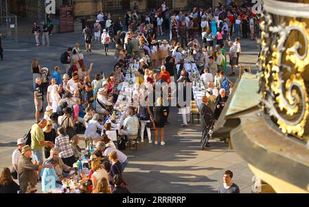 230612 -- PRAGUE, le 12 juin 2023 -- les gens prennent part à une longue table au château de Prague, en République tchèque, le 12 juin 2023. Une table d'environ 400 mètres de long en forme de cœur a été installée autour de St. Cathédrale de Vitus au château de Prague lundi. Les résidents et les visiteurs de Prague ont été invités à se joindre à l'événement avec leurs propres plats et à partager avec les autres. Photo de /Xinhua RÉPUBLIQUE TCHÈQUE-PRAGUE-LONG TABLE ÉVÉNEMENT DanaxKesnerova PUBLICATIONxNOTxINxCHN Banque D'Images