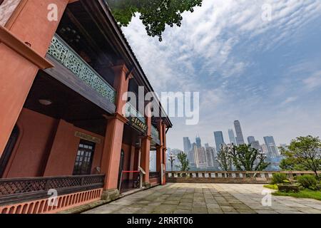 230613 -- CHONGQING, le 13 juin 2023 -- cette photo montre le site de l'ancienne petite entreprise dans le parc du patrimoine portuaire d'ouverture de Chongqing, dans le sud-ouest de la Chine, Chongqing, le 10 juin 2023. Un bâtiment occidental de trois étages couvert de crêtes traditionnelles chinoises luit dans le parc du patrimoine portuaire d'ouverture de Chongqing, sur la rive sud du fleuve Yangtze, dans la municipalité de Chongqing, au sud-ouest de la Chine. Construit en 1896 par l'homme d'affaires britannique Archibald John Little, la structure a fonctionné comme une entreprise étrangère renommée à Chongqing. La petite entreprise a également été la première entreprise étrangère à Chongqing lorsque Chongqing a ouvert sa Banque D'Images