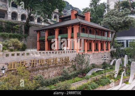 230613 -- CHONGQING, le 13 juin 2023 -- cette photo aérienne montre le site de l'ancienne petite entreprise dans le parc du patrimoine portuaire d'ouverture de Chongqing, dans le sud-ouest de la Chine, Chongqing, le 10 juin 2023. Un bâtiment occidental de trois étages couvert de crêtes traditionnelles chinoises luit dans le parc du patrimoine portuaire d'ouverture de Chongqing, sur la rive sud du fleuve Yangtze, dans la municipalité de Chongqing, au sud-ouest de la Chine. Construit en 1896 par l'homme d'affaires britannique Archibald John Little, la structure a fonctionné comme une entreprise étrangère renommée à Chongqing. La petite entreprise a également été la première entreprise étrangère à Chongqing lorsque Chongqing a ouvert ses portes Banque D'Images