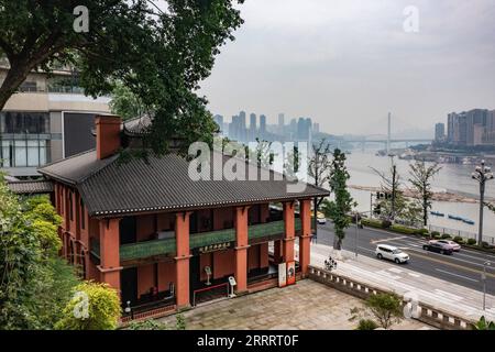 230613 -- CHONGQING, le 13 juin 2023 -- cette photo aérienne montre le site de l'ancienne petite entreprise dans le parc du patrimoine portuaire d'ouverture de Chongqing, dans le sud-ouest de la Chine, Chongqing, le 10 juin 2023. Un bâtiment occidental de trois étages couvert de crêtes traditionnelles chinoises luit dans le parc du patrimoine portuaire d'ouverture de Chongqing, sur la rive sud du fleuve Yangtze, dans la municipalité de Chongqing, au sud-ouest de la Chine. Construit en 1896 par l'homme d'affaires britannique Archibald John Little, la structure a fonctionné comme une entreprise étrangère renommée à Chongqing. La petite entreprise a également été la première entreprise étrangère à Chongqing lorsque Chongqing a ouvert ses portes Banque D'Images