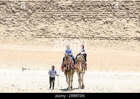 230613 -- LE CAIRE, le 13 juin 2023 -- les touristes visitent les pyramides de Gizeh, en Égypte, le 12 juin 2023. POUR ALLER AVEC la caractéristique : les touristes économes s'empilent en Egypte alors que les coûts de voyage plongent au milieu de la dépréciation de la monnaie EGYPTE-CAIRE-BOOM TOURISTIQUE AhmedxGomaa PUBLICATIONxNOTxINxCHN Banque D'Images