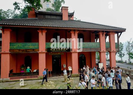 230613 -- CHONGQING, le 13 juin 2023 -- des touristes visitent le site de l'ancienne petite entreprise dans le parc du patrimoine portuaire d'ouverture de Chongqing, dans le sud-ouest de la Chine, Chongqing, le 9 juin 2023. Un bâtiment occidental de trois étages couvert de crêtes traditionnelles chinoises luit dans le parc du patrimoine portuaire d'ouverture de Chongqing, sur la rive sud du fleuve Yangtze, dans la municipalité de Chongqing, au sud-ouest de la Chine. Construit en 1896 par l'homme d'affaires britannique Archibald John Little, la structure a fonctionné comme une entreprise étrangère renommée à Chongqing. La petite entreprise a également été la première entreprise étrangère à Chongqing lorsque Chongqing a ouvert son por Banque D'Images