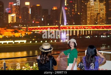 230613 -- CHONGQING, le 13 juin 2023 -- des touristes prennent des photos dans le parc du patrimoine portuaire d'ouverture de Chongqing, dans le sud-ouest de la Chine, Chongqing, le 9 juin 2023. Un bâtiment occidental de trois étages couvert de crêtes traditionnelles chinoises luit dans le parc du patrimoine portuaire d'ouverture de Chongqing, sur la rive sud du fleuve Yangtze, dans la municipalité de Chongqing, au sud-ouest de la Chine. Construit en 1896 par l'homme d'affaires britannique Archibald John Little, la structure a fonctionné comme une entreprise étrangère renommée à Chongqing. La petite entreprise a également été la première entreprise étrangère à Chongqing lorsque Chongqing a ouvert son port. Little parlait chinois et W Banque D'Images