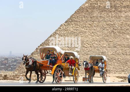 230613 -- LE CAIRE, le 13 juin 2023 -- les touristes visitent les pyramides de Gizeh, en Égypte, le 12 juin 2023. POUR ALLER AVEC la caractéristique : les touristes économes s'empilent en Egypte alors que les coûts de voyage plongent au milieu de la dépréciation de la monnaie EGYPTE-CAIRE-BOOM TOURISTIQUE AhmedxGomaa PUBLICATIONxNOTxINxCHN Banque D'Images