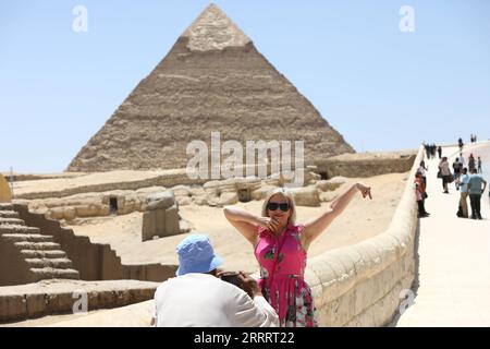 230613 -- LE CAIRE, le 13 juin 2023 -- les touristes visitent les pyramides de Gizeh, en Égypte, le 12 juin 2023. POUR ALLER AVEC la caractéristique : les touristes économes s'empilent en Egypte alors que les coûts de voyage plongent au milieu de la dépréciation de la monnaie EGYPTE-CAIRE-BOOM TOURISTIQUE AhmedxGomaa PUBLICATIONxNOTxINxCHN Banque D'Images