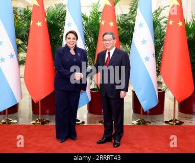 230613 -- BEIJING, le 13 juin 2023 -- le premier ministre chinois Li Qiang rencontre la Présidente de la République du Honduras, Iris Xiomara Castro Sarmiento, au Grand Hall du peuple à Beijing, capitale de la Chine, le 13 juin 2023. CHINE-PÉKIN-LI QIANG-PRÉSIDENT HONDURIEN-CASTRO-RÉUNION CN LIUXBIN PUBLICATIONXNOTXINXCHN Banque D'Images