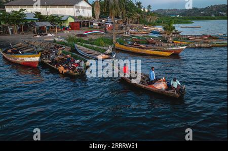 230615 -- MWANZA, le 15 juin 2023 -- cette photo prise le 11 juin 2023 montre des bateaux de pêche dans le lac Victoria, dans la région de Mwanza, en Tanzanie. Le lac Victoria, situé dans la vallée du Grand Rift en Afrique de l'est, est le plus grand lac d'eau douce d'Afrique et le deuxième plus grand lac d'eau douce au monde. La pêche est la principale industrie dans la région du lac, avec une valeur de production annuelle de 600 millions de dollars américains. C'est une source essentielle de nourriture et de revenus pour les résidents le long du lac. TANZANIE-MWANZA-LAC VICTORIA-PÊCHEUR WangxGuansen PUBLICATIONxNOTxINxCHN Banque D'Images