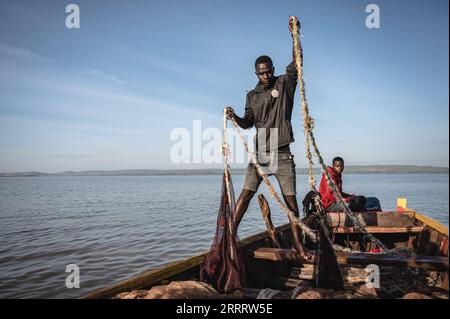 230615 -- MWANZA, le 15 juin 2023 -- des pêcheurs pêchent dans le lac Victoria, dans la région de Mwanza, en Tanzanie, le 12 juin 2023. Le lac Victoria, situé dans la vallée du Grand Rift en Afrique de l'est, est le plus grand lac d'eau douce d'Afrique et le deuxième plus grand lac d'eau douce au monde. La pêche est la principale industrie dans la région du lac, avec une valeur de production annuelle de 600 millions de dollars américains. C'est une source essentielle de nourriture et de revenus pour les résidents le long du lac. TANZANIE-MWANZA-LAC VICTORIA-PÊCHEUR WangxGuansen PUBLICATIONxNOTxINxCHN Banque D'Images