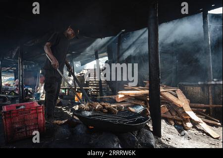 230615 -- MWANZA, 15 juin 2023 -- des villageois fabriquent du poisson frit sur la rive du lac Victoria, dans la région de Mwanza, en Tanzanie, le 11 juin 2023. Le lac Victoria, situé dans la vallée du Grand Rift en Afrique de l'est, est le plus grand lac d'eau douce d'Afrique et le deuxième plus grand lac d'eau douce au monde. La pêche est la principale industrie dans la région du lac, avec une valeur de production annuelle de 600 millions de dollars américains. C'est une source essentielle de nourriture et de revenus pour les résidents le long du lac. TANZANIE-MWANZA-LAC VICTORIA-PÊCHEUR WangxGuansen PUBLICATIONxNOTxINxCHN Banque D'Images