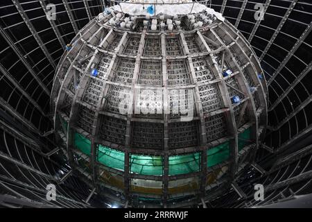 230615 -- JIANGMEN, le 15 juin 2023 -- cette photo prise le 15 juin 2023 montre le chantier de construction de l'observatoire souterrain des neutrinos à Jiangmen, dans la province du Guangdong, dans le sud de la Chine. Un observatoire de neutrinos est en construction à 700 mètres sous terre à Jiangmen. La construction de son détecteur central devrait être achevée d'ici 2024. L'un des principaux objectifs de cet observatoire est de déterminer la hiérarchie de masse des neutrinos. EyesonSciCHINA-GUANGDONG-JIANGMEN-UNDERGROUND NEUTRINO OBSERVATORY CN DengxHua PUBLICATIONxNOTxINxCHN Banque D'Images