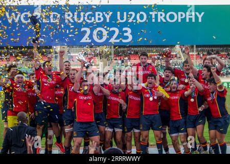 NYAYO, KENYA - JUILLET 30 : Espagne Rugby moins de 20 ans le capitaine Alvaro Garcia mène ses coéquipiers dans la célébration de la levée du Trophée World Rugby moins de 20 ans à Nyayo Nation Banque D'Images