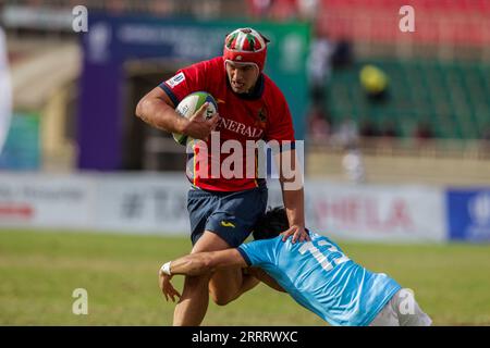 NYAYO, KENYA - JUILLET 30 : Espagne Rugby des moins de 20 ans Manex Ariceta est abordé par Uruguay Pedro Brum lors du World Rugby Under 20 Trophy au Nyayo National Stad Banque D'Images