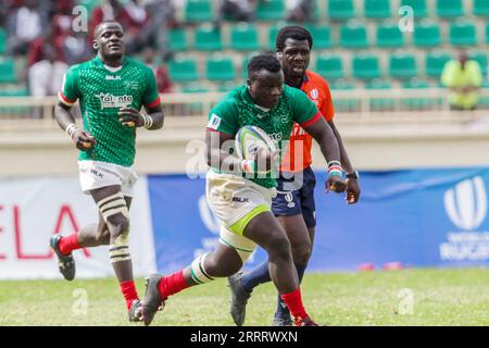 NYAYO, KENYA - JUILLET 30 : Kenya Under 20 'Chipu' Mike Odour charge contre le Zimbabwe lors du World Rugby Under 20 Trophy au stade national de Nyayo en juillet Banque D'Images