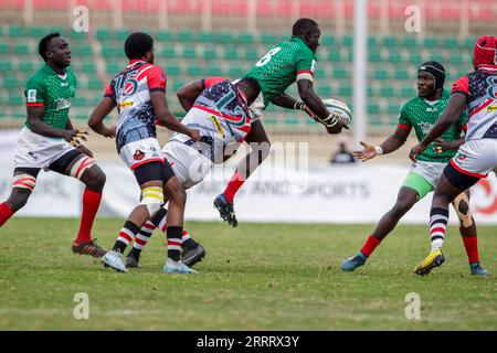 NYAYO, KENYA - JUILLET 30 : Kenya under 20 'Chipu' Jacktone Omondi est attaqué par le Zimbabwe Alex Nyamunda et Edward Sigauke (à droite) lors de World Rugby und Banque D'Images