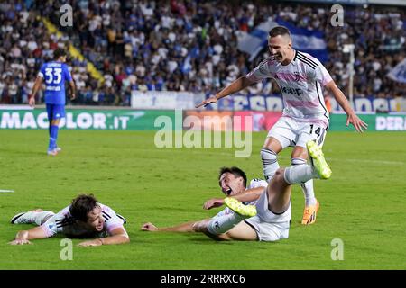 Federico Chiesa de Juventus FC célèbre avec Andrea Cambiaso et Arkadiusz Milik de Juventus FC après avoir marqué un deuxième but lors du match Serie A Tim entre Empoli FC et Juventus FC au Stadio Carlo Castellani le 3 septembre 2023 à Empoli, Italie. Banque D'Images