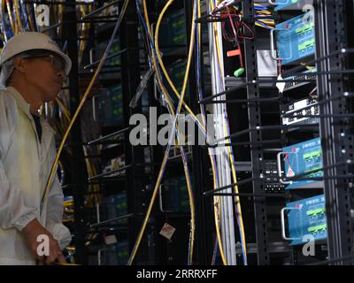 230615 -- JIANGMEN, le 15 juin 2023 -- Un membre du personnel travaille sur le site de construction de l'observatoire souterrain des neutrinos à Jiangmen, dans la province du Guangdong, dans le sud de la Chine, le 15 juin 2023. Un observatoire de neutrinos est en construction à 700 mètres sous terre à Jiangmen. La construction de son détecteur central devrait être achevée d'ici 2024. L'un des principaux objectifs de cet observatoire est de déterminer la hiérarchie de masse des neutrinos. EyesonSciCHINA-GUANGDONG-JIANGMEN-UNDERGROUND NEUTRINO OBSERVATORY CN DengxHua PUBLICATIONxNOTxINxCHN Banque D'Images