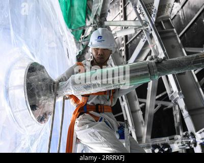 230615 -- JIANGMEN, le 15 juin 2023 -- Un membre du personnel travaille sur le site de construction de l'observatoire souterrain des neutrinos à Jiangmen, dans la province du Guangdong, dans le sud de la Chine, le 15 juin 2023. Un observatoire de neutrinos est en construction à 700 mètres sous terre à Jiangmen. La construction de son détecteur central devrait être achevée d'ici 2024. L'un des principaux objectifs de cet observatoire est de déterminer la hiérarchie de masse des neutrinos. EyesonSciCHINA-GUANGDONG-JIANGMEN-UNDERGROUND NEUTRINO OBSERVATORY CN DengxHua PUBLICATIONxNOTxINxCHN Banque D'Images